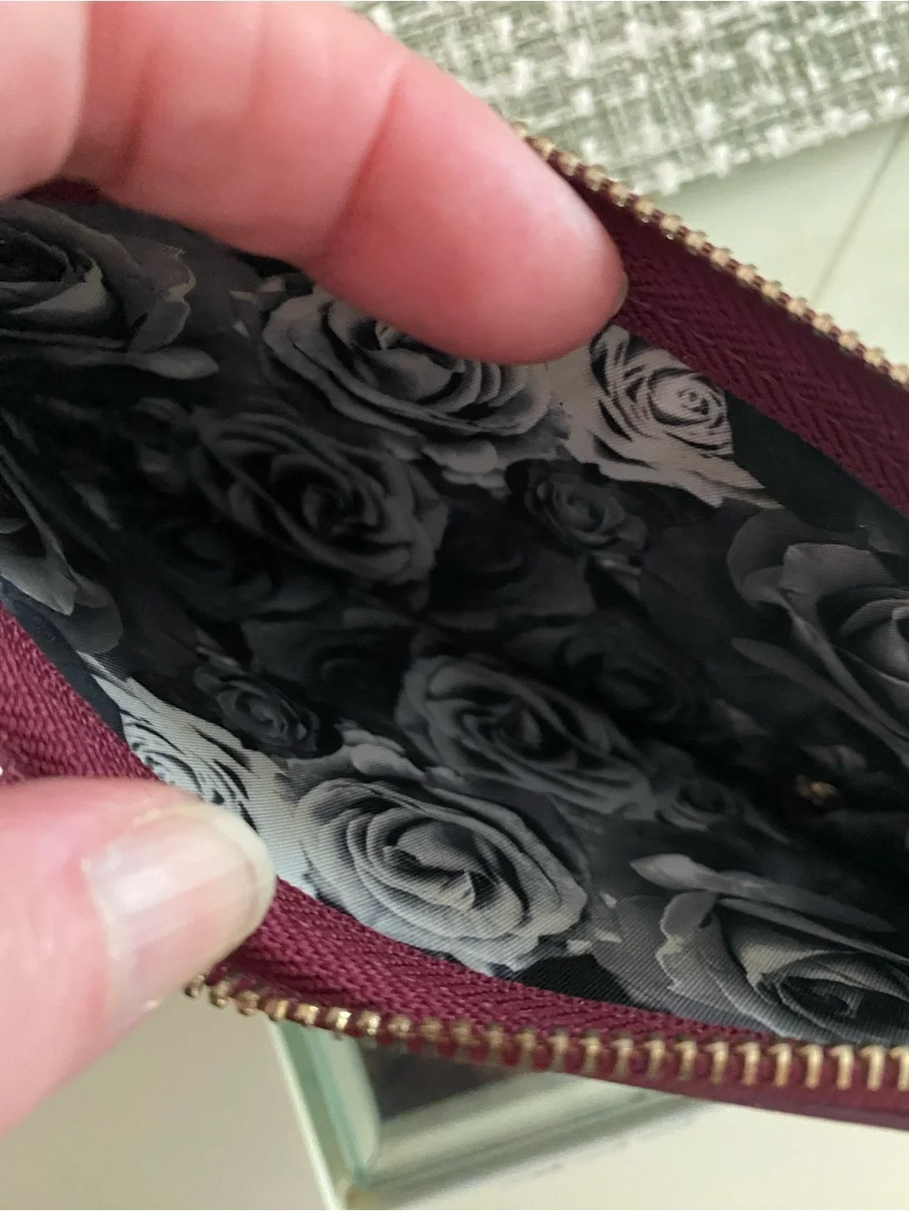 🌸 Adrienne Vittadini Glossy Burgundy Card Wallet with Zip